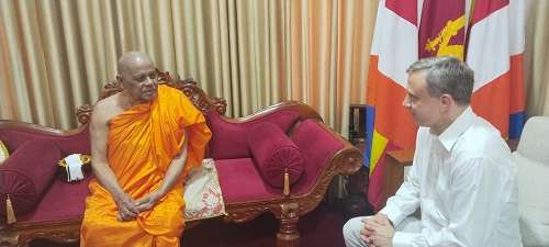 ඇමරිකානූ නව තානාපති මල්වතු අස්ගිරි මහා නායක හිමිපාණන් වහන්සේලා  බැහැ දකී