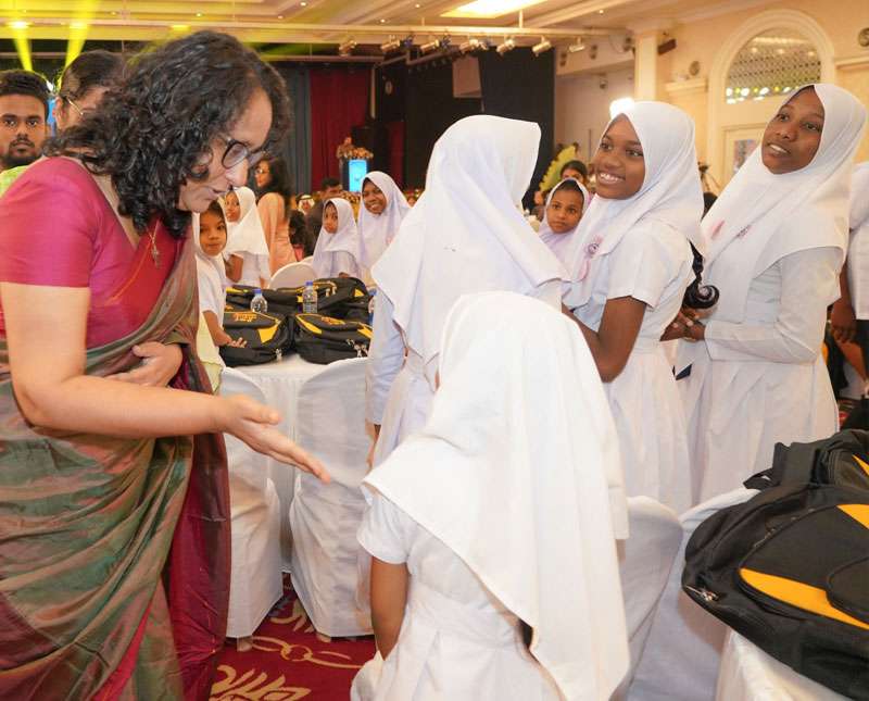 ආදරයෙන් සුරකින්න අපට ලොව දිනන්නට