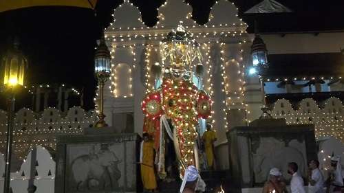 කුඹල් පෙරහැර සහ රන්දෝලි පෙරහැර අතර වෙනස