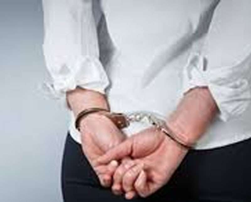 පොලිස් කොස්තාපල් වරියක් හෙරොයින් මත් කුඩු සමග පොලීසියට කොටුවෙයි