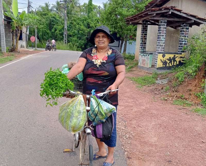 පා පැදියෙන් ගොස් කීර  විකුණා පවුලේ ‎ජිවන බර අඩුකර ගැනිමට වෙර දරණ දිරිය මවක්