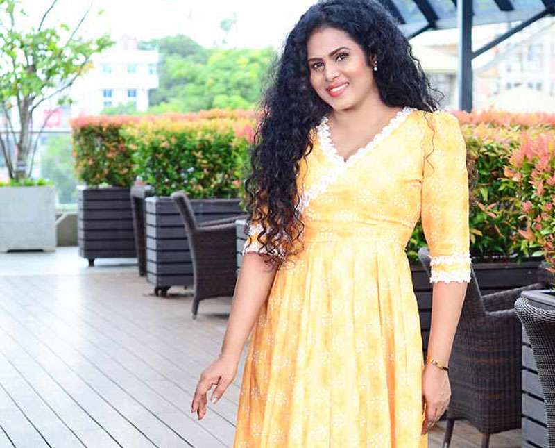 සුන්දර සිනහවකට හිමිකම් කියන ඇය