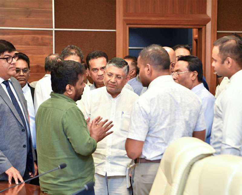 ජනපති සහ ලංකා වාණිජ මණ්ඩලය අතර හමුවක්   ජන ජීවිතය යථා තත්ත්වයට පත් කිරීමේ වැඩපිළිවෙළෙහිදී මෙරට ව්‍යාපාරික ප්‍රජාවගේ සහයෝගය අපේක්ෂා කරනවා -	ජනපති
