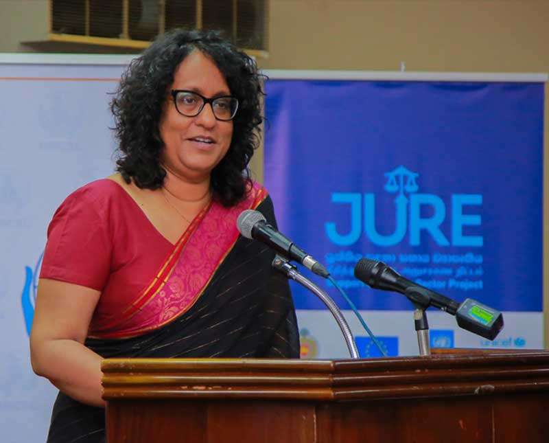 ඔසප් වීම ගැන පවතින සමාජ අපවාද හේතුවෙන් කාන්තාවන්  දුක් විඳිනවා