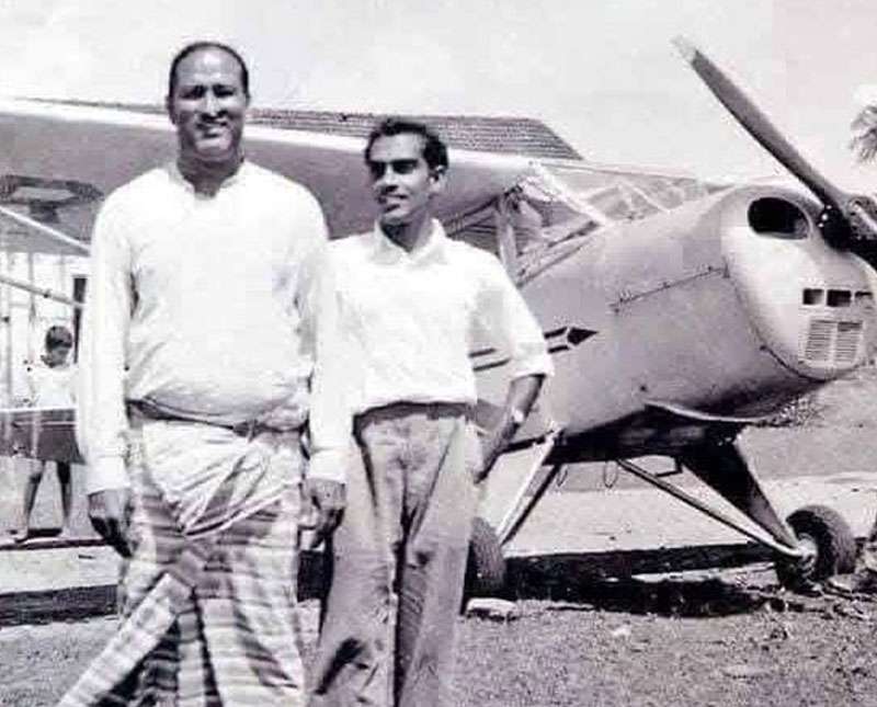 සරම ඇඳලා කොණ්ඩෙ බැඳලා ප්ලේන් පැඳපු පවුලිස්