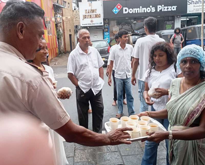 මහනුවර හින්දු  කාන්තා සංඟමයෙන් පොසොන් පෝදා  ඖෂධීය  රසම් පාන  දන්සැලක්