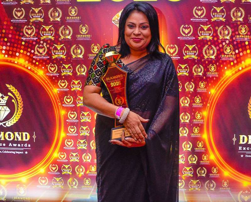 සිරිකත පුවත්පතේ කර්තෘ අශන්ති වරුණසූරිය Sri Lanka’s Most Influential Female Editor  සම්මානයෙන් පිදුම් ලබයි