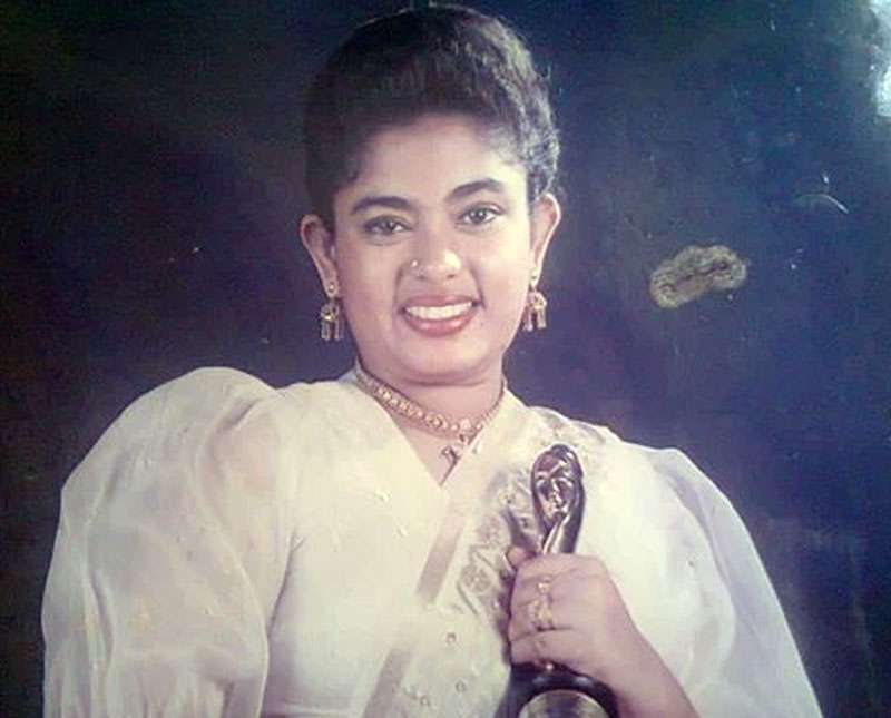 ජනප්‍රිය නිළි අනුෂා සොනාලි  දිවි සැරියෙන් සමු ගනියි.....