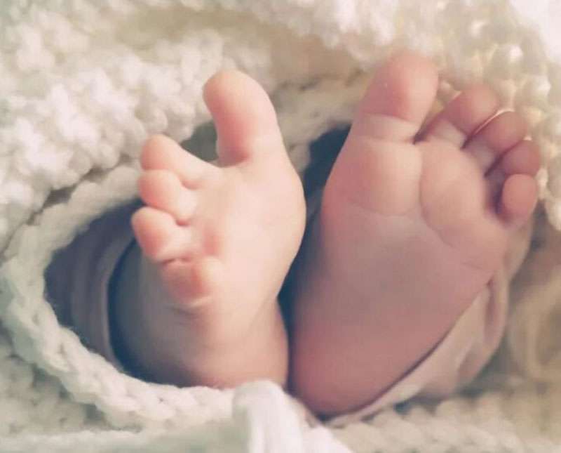 උපන් ගමන් බිළිඳා  නිවස අසළ වන ලැහැබට වීසී කල මවක්