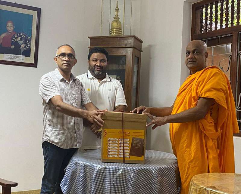 ඉංග්‍රීසියෙන් පරිවර්තනය කළ ත්‍රිපිටක ධර්ම පොත් කට්ටලය ලබා දීම- අලුවිහාරයේදී