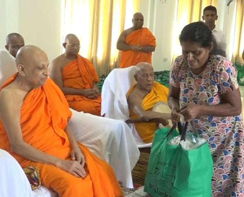 මල්වතු පාර්ශවයේ මහා නාහිමියන්ගේ  ජන්ම දිනයට  පවුල්  200 කට,වියළි ආහාර ද්‍රව්‍ය   බෙදා දෙති.