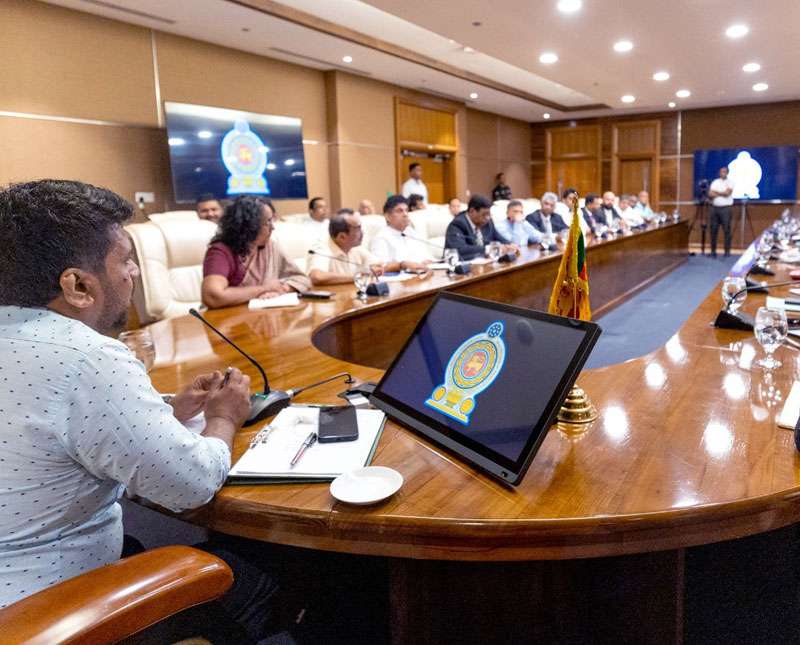 මෙම අසීරු අවස්ථාවේ සියලුදෙනා එක්ව ජනතාව වෙනුවෙන්  කැප වෙමු - ජනපති