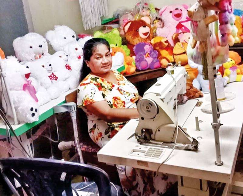ආබාධය ජීවිතයට  බාධාවක්  නොකර ගත්  ඇය - වසන්තා