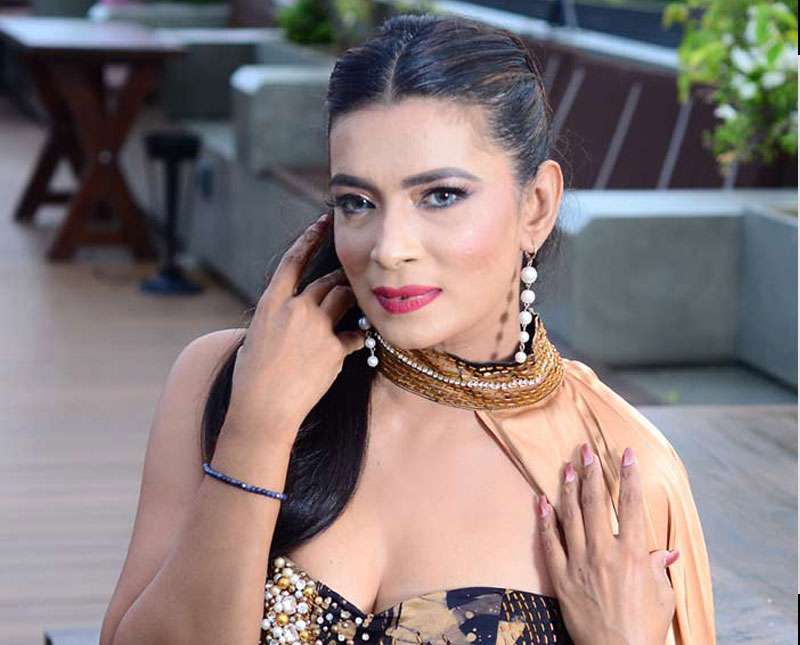 ජීවිතේ අමාරුයි ඒත් වැටෙන්නේ නෑ