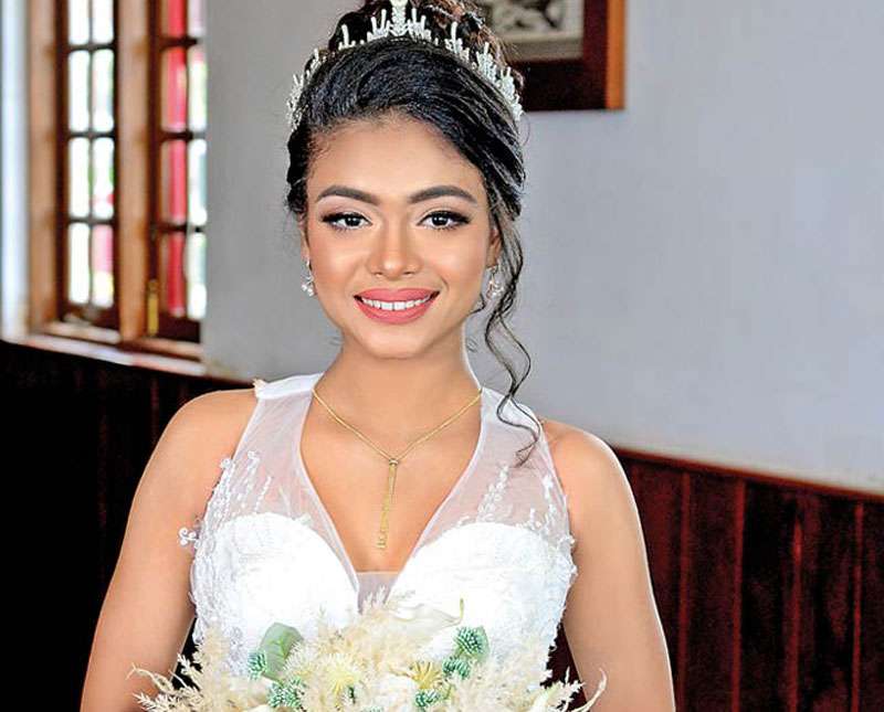 සුදු සිහින අතරින් දිදුලන ඇයගේ අලංකාරය