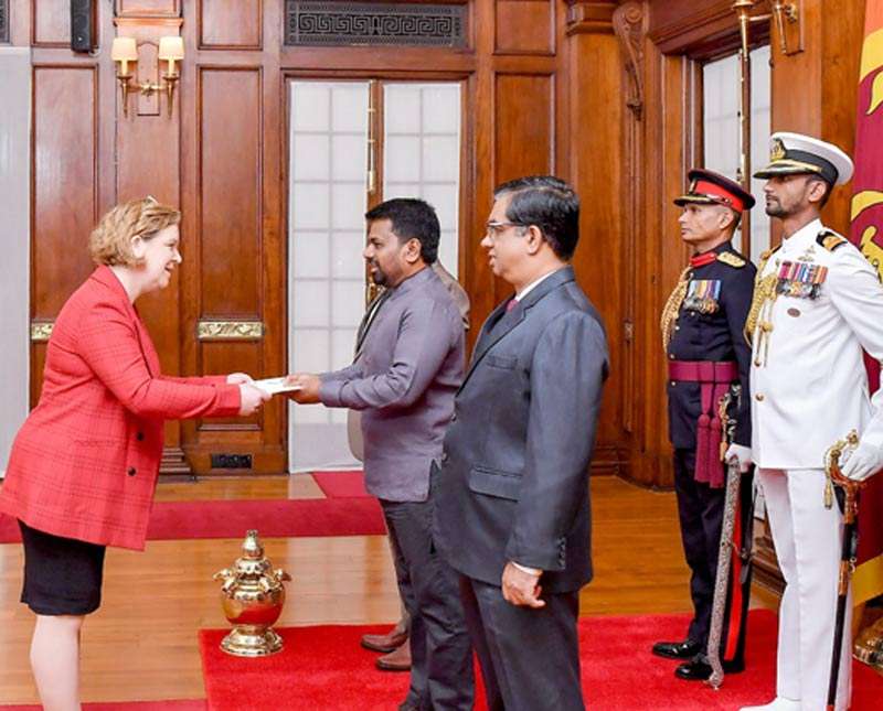 නව තානාපතිවරු තිදෙනෙක් සහ මහකොමසාරිස්වරු දෙදෙනෙක් ජනපතිට  අක්තපත්‍ර භාර දෙති