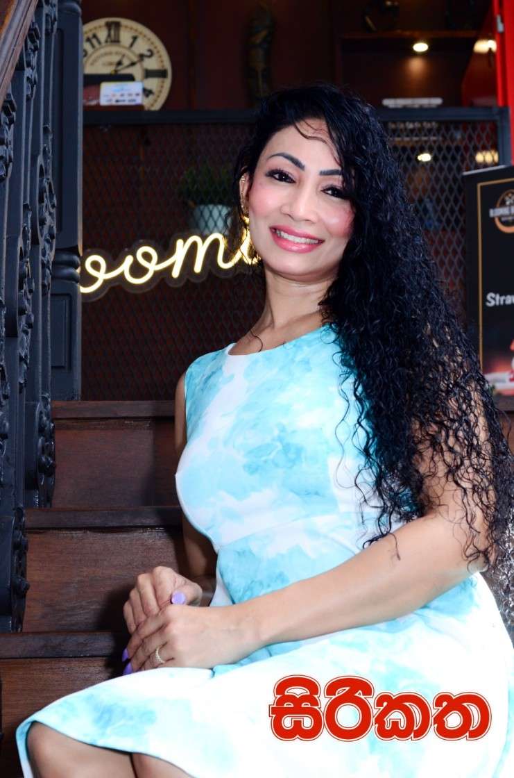 දැක්කම හිහ ඇදිලා යන එයාගේ විලාසිතාව බලන්නකෝ