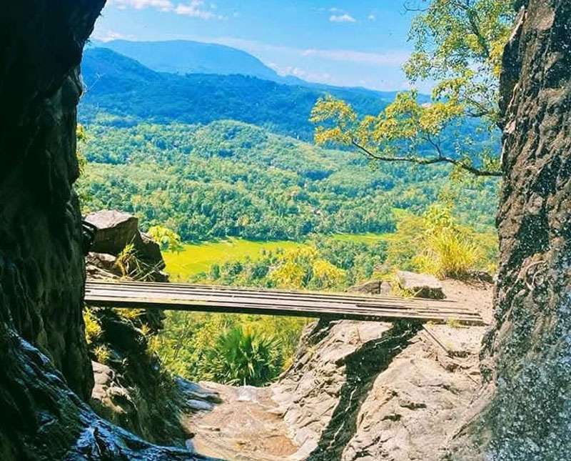 ’’සුද්දො දෙකඩ කරපු මීයන් ඇල්ල.’’