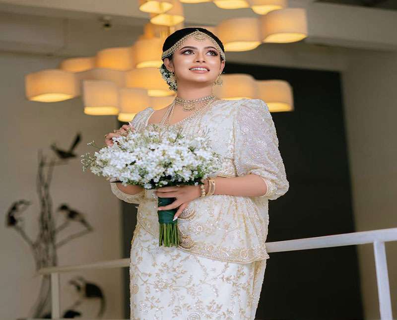 සුන්දර මනාලියකට පෙරමන්
