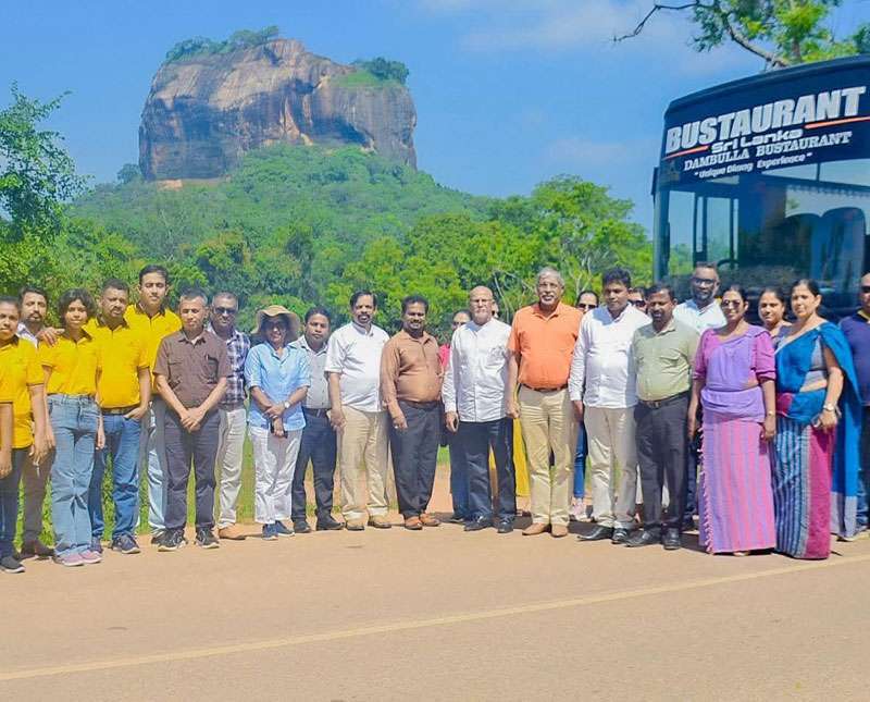 විදෙස් සංචාරකයන්ට  සුඛෝපභෝගී බස්රියකින්  කෑම බීම සියලු පහසුකම් සහිතව  සංචාරයට අනගි අවස්ථාවක්