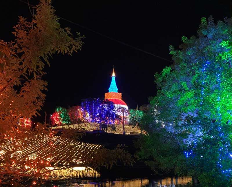 දැවී තැවුන සිත් - නිවී පහන් වන පින්බර පොසොන් මංගල්‍යයක් වේවා !