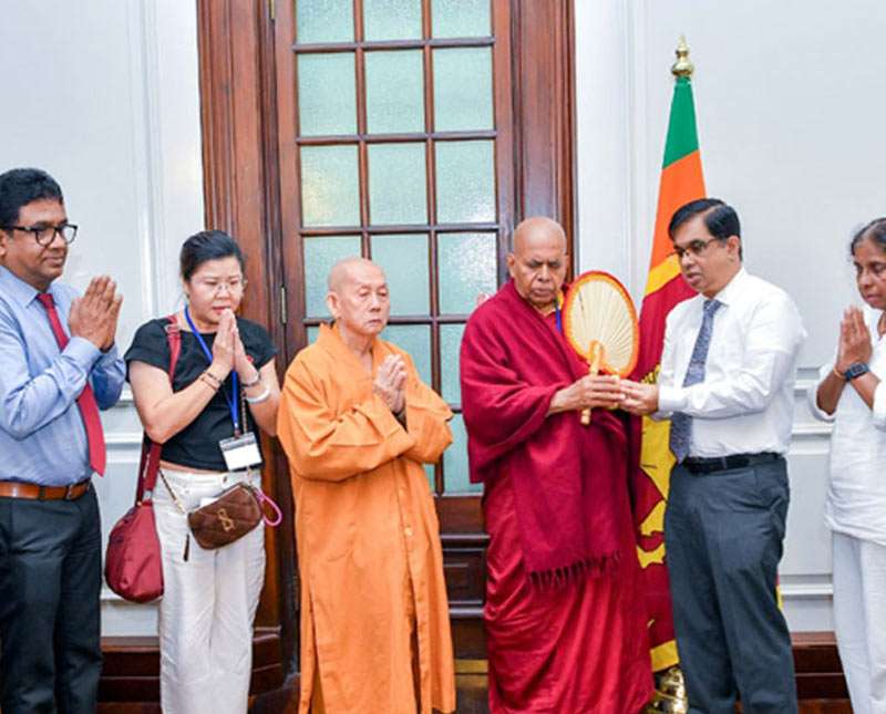 සිංගප්පුරුවේ සහ මැලේසියාවේ ගිහිපැවිදි දූත පිරිසක් ජනාධිපති ලේකම් හමු වෙති