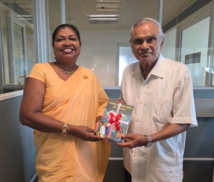 කොළඹ අතිරේක දිසාපතිනි නීතිඥ කෞශල්‍යා කුමාරි මහත්මියගේ නවතම ග්‍රන්ථය ප්‍රවීණ විද්‍යා ලේඛක අනුර සී. පෙරේරා මහතාට පිළිගන්වයි