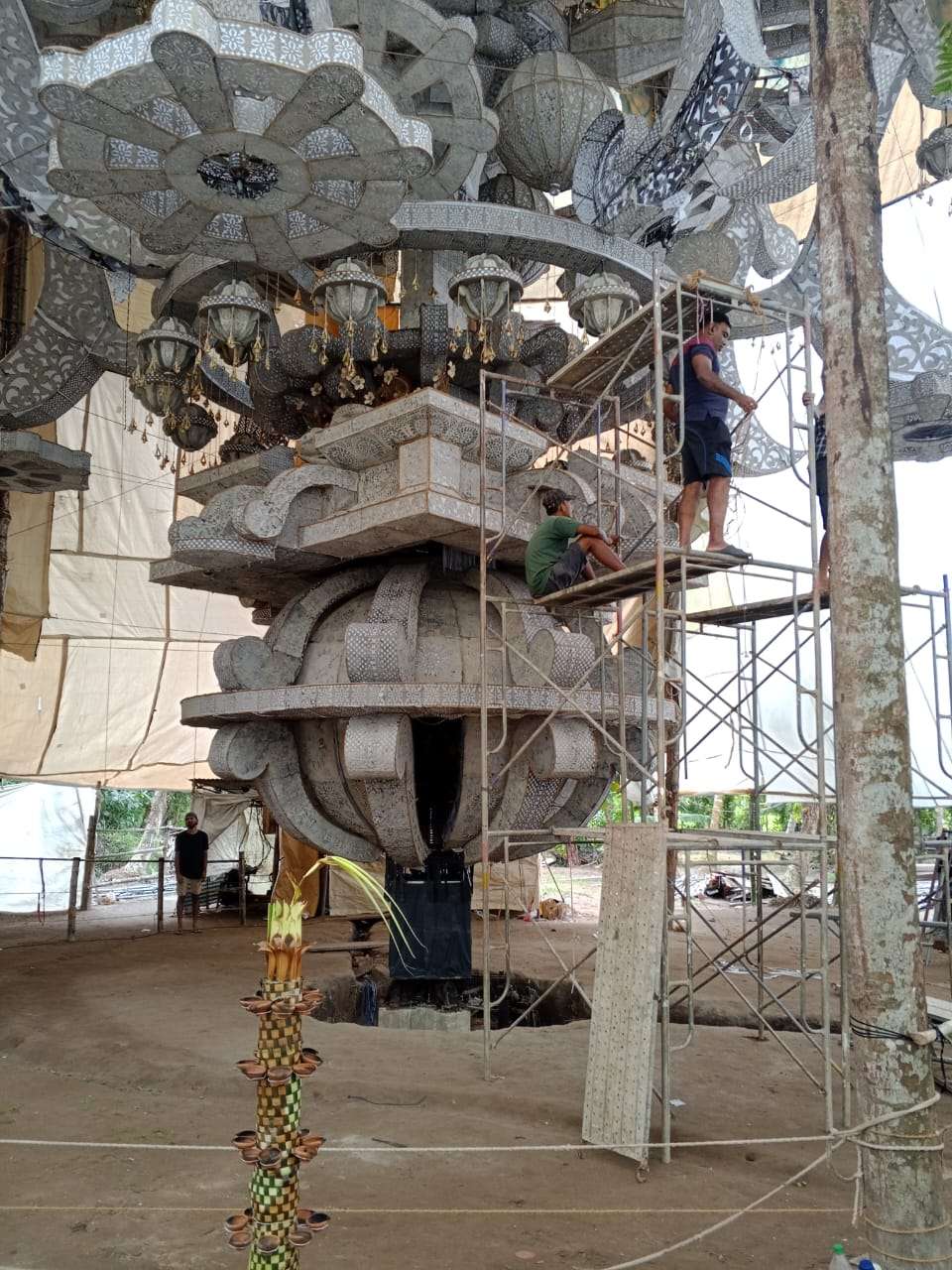 ලොව විශාලතම වෙසක් කූඩුව මිනුවන්ගොඩ හොරම්පැල්ලෙන්