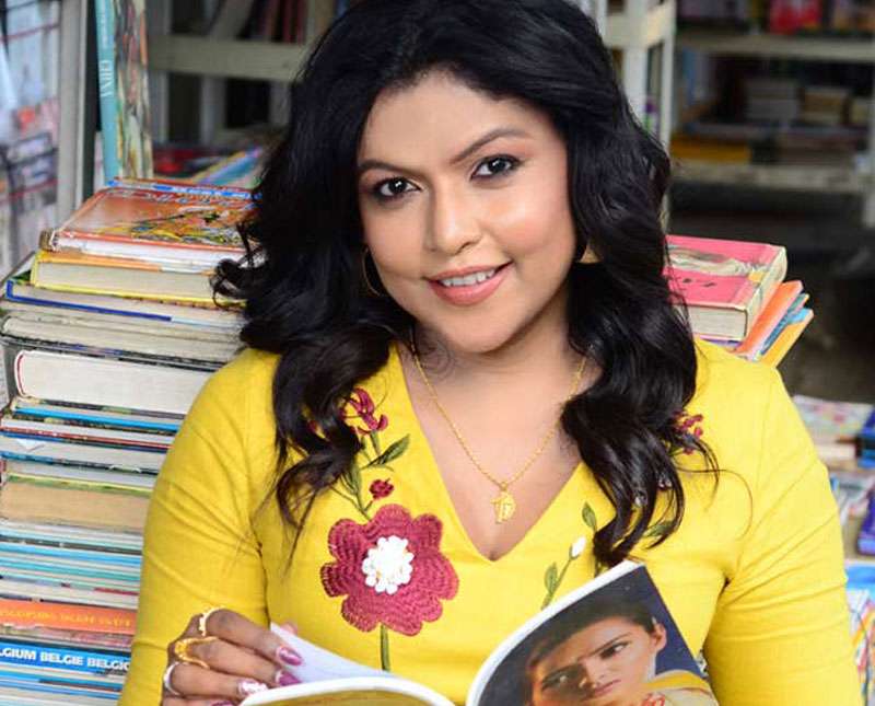 එයා නම් කහ කිරිල්ලියක් වගේ
