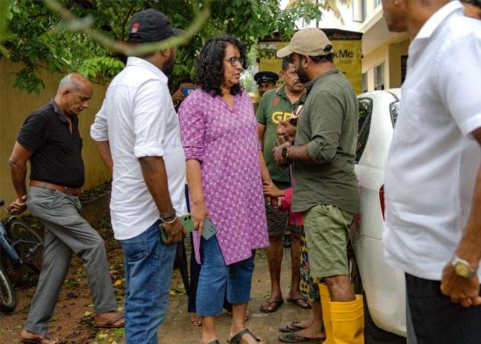 අගමැතිනිය ගංවතුරෙන් විපතට පත් ජනතාවගේ සුවදුක් සොයාබලයි