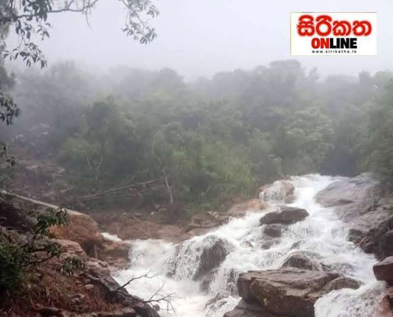 රිවස්ටන් මාරගය නාය ගොස් ඇති අයුරු