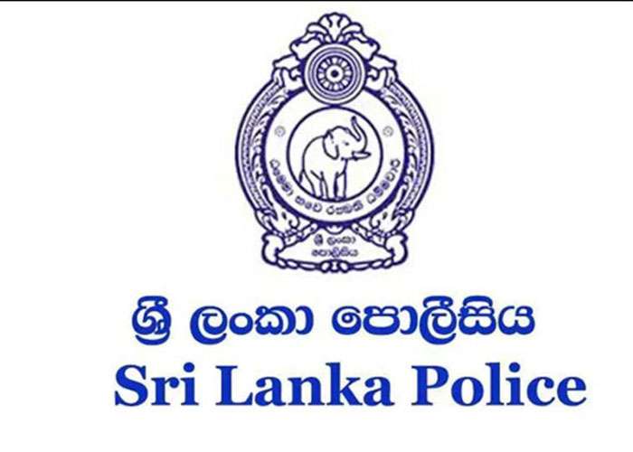 පොලීසියේ යැයි පවසා සිවිල් ඇදුමින් අපරාධ  කරන පිරිසක්
