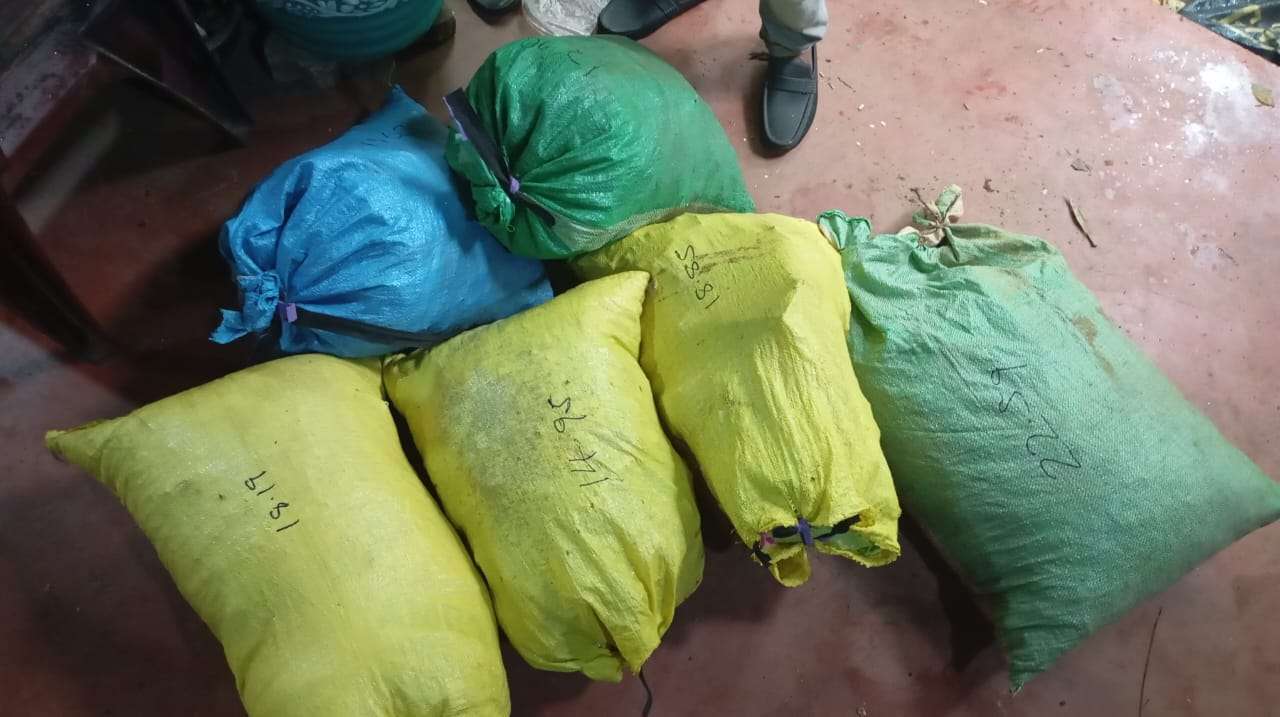 බඩුත් සමගින් සැකකරුවන් දැලේ