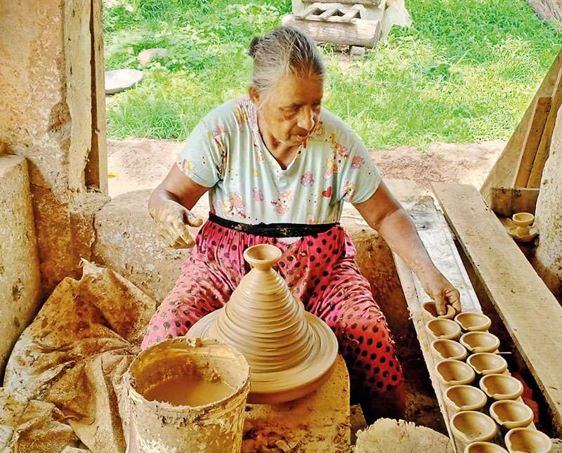 ප්‍රශ්න පිට ප්‍රශ්න ආවත් වීරියෙන් යන මැටි කර්මාන්තයේ සිටින ලදුන්
