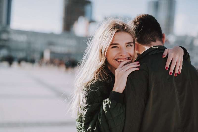 Hug එක කියන ඇත්ත, ආදරයද, මිත්‍රත්වයද?