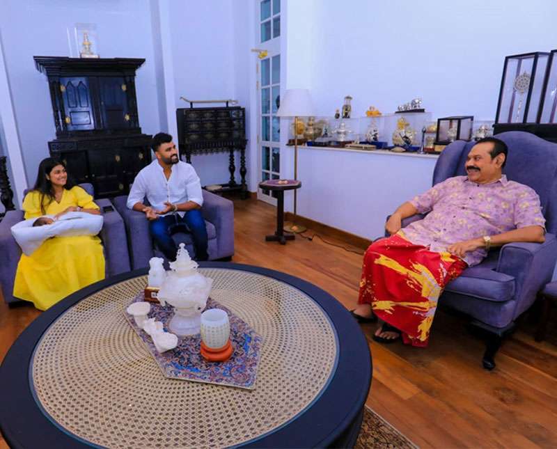 මහින්දගේ නිල නිවසට පැමිණි අමුත්තා...