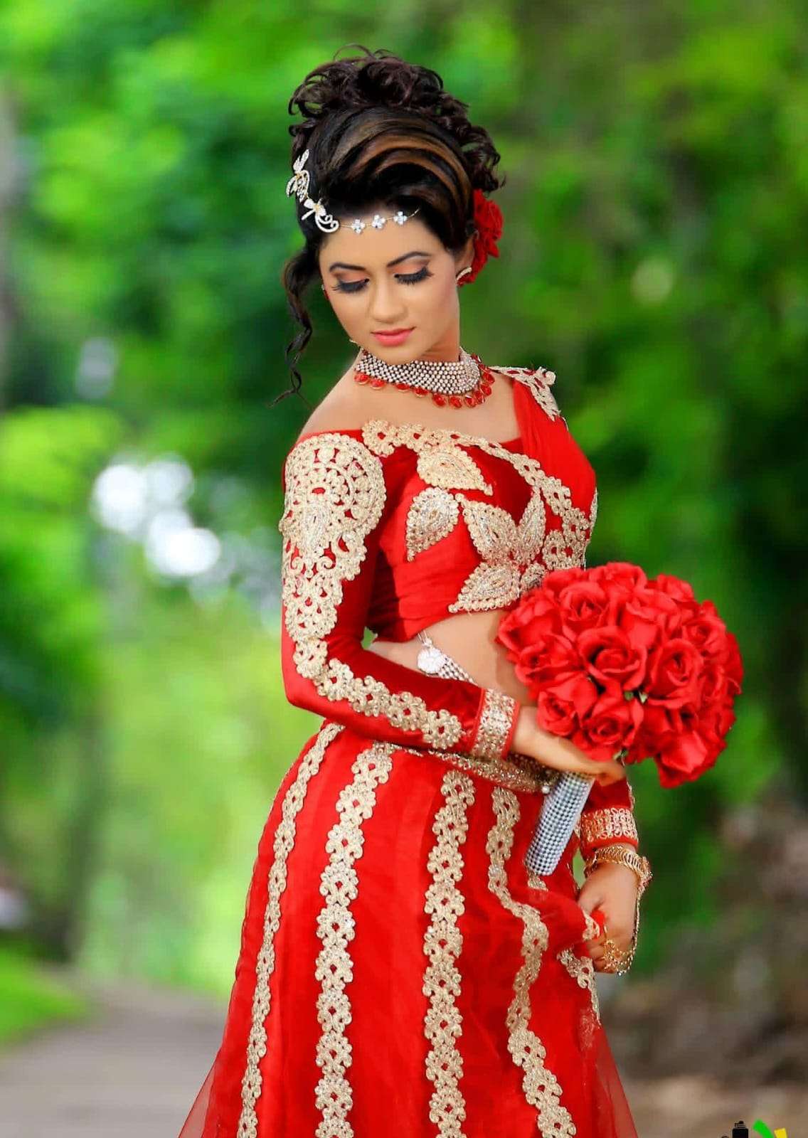 රතු පාටට ඇන්ද දාට සුදු මැණිකගේ සොඳුරු මුහුණ