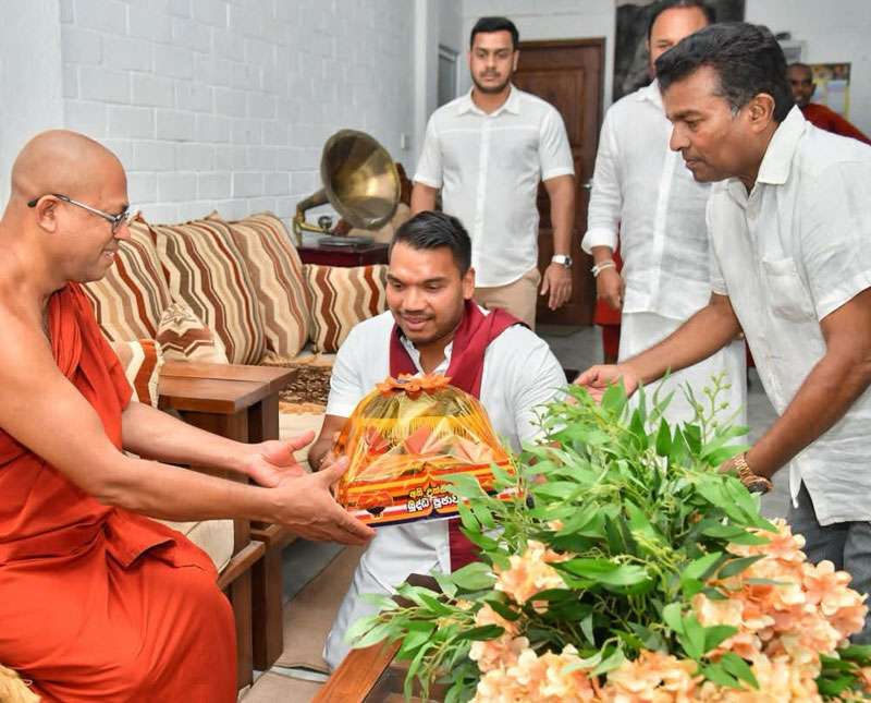 ඓතිහාසික සේරුවිල මංගල රජමහා විහාරයේ  ආශිර්වාද ලබා ගැනීම