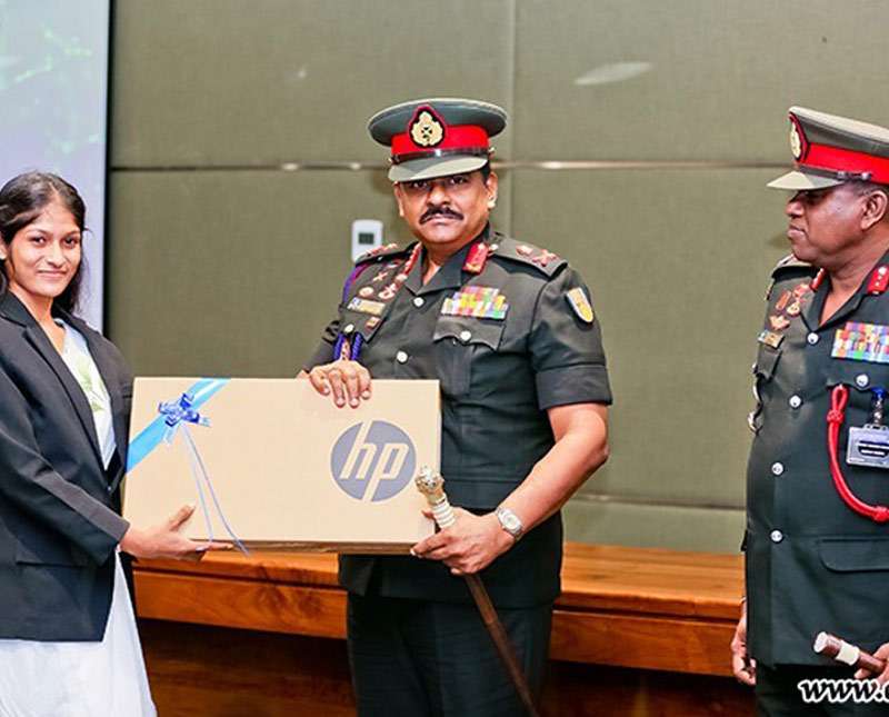 විශ්ව විද්‍යාල වරම් ලැබූ විරු දරුවන්ට යුද්ධ හමුදාවෙන්  ලැප්ටොප්