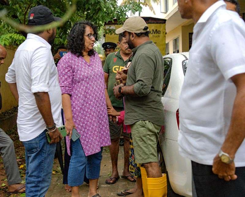 අගමැතිනිය ගංවතුරෙන් විපතට පත් ජනතාවගේ සුවදුක් සොයාබලයි