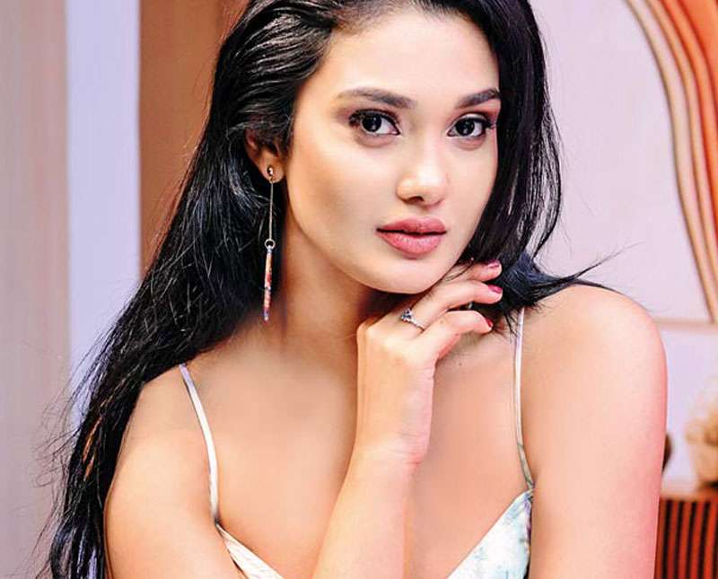 සුන්දර සිනහවකට හිමිකම් කියන ඇය