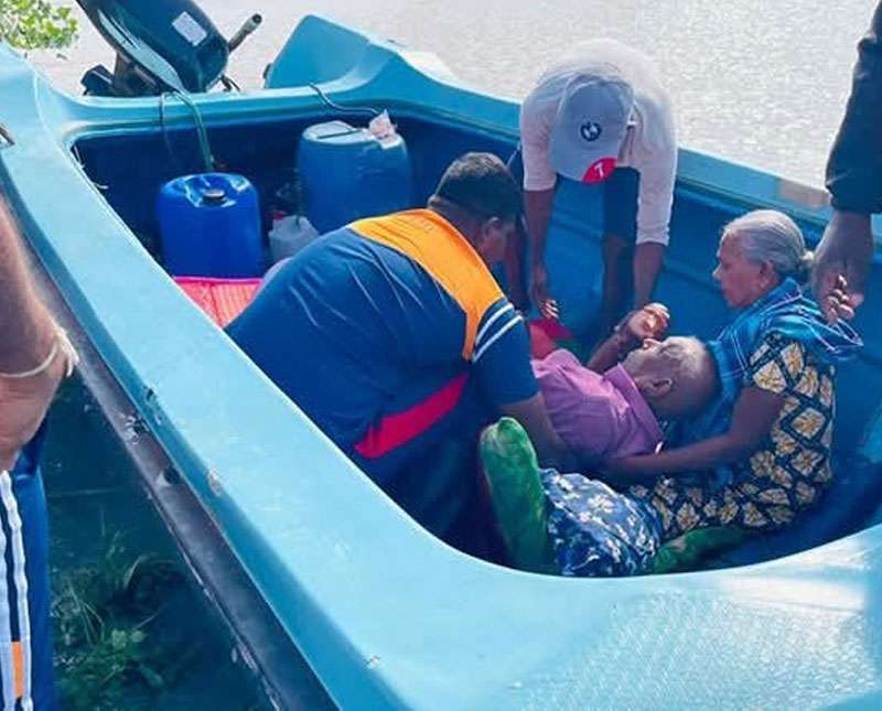 යුද්ධ හමුදා භටපිරිස් මුලතිව් වලදී ආපදාවට ලක්වූවන් ගලවා ගනී