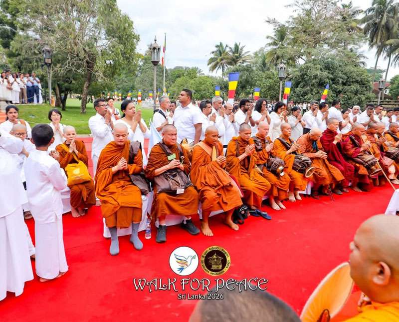 ලෝක සාමය පතා වැඩම කළ විදෙස් භික්ෂූන් වහන්සේලා දළදා සමිඳුන් වැඳපුදා ගනී