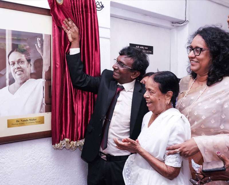 ආචාර්ය නන්දා මාලනී මැදිරිය නමින් ගුවන් විදුලි සංස්තාවේ මැදිරියක්