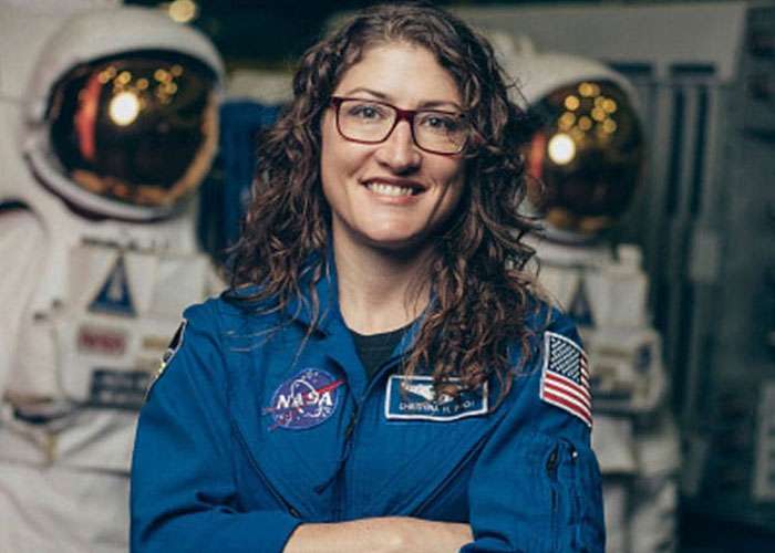 තරු අතර නම් තැබූ ක්‍රිස්ටිනා කෝච්