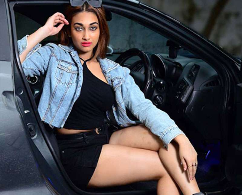 මේ දවස් වල කාගෙත් අවධානය දිනාගත් ඇය