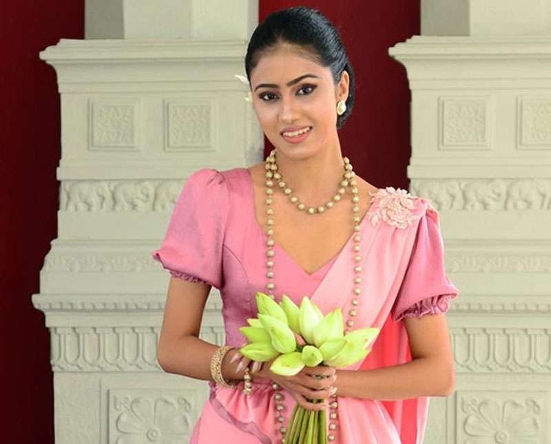 නාමලක් වගේ ඔසරියට හැඩ එයා