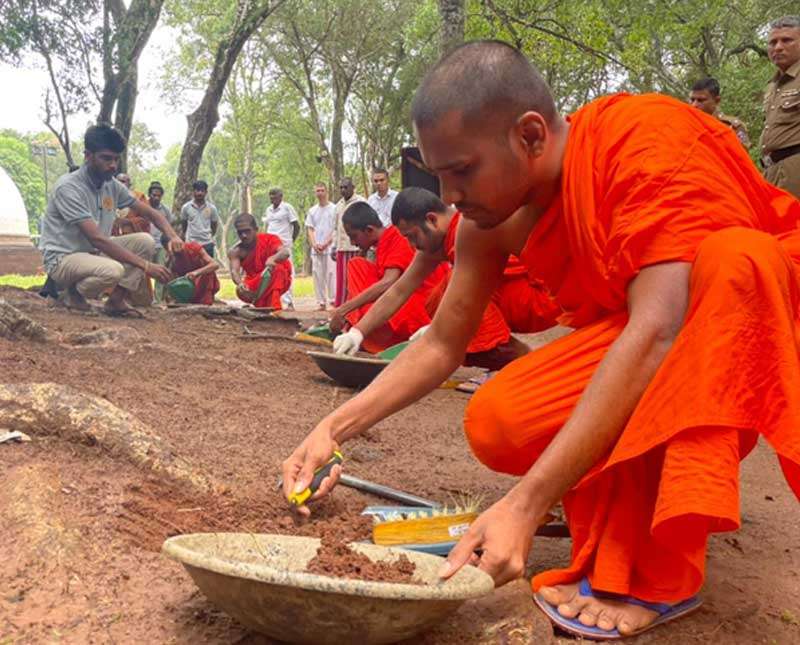 වව්නියාවෙ කැළයක් මැද පිහිටි අරණ්‍ය සේනාසනයේ  උපෝසථඝරයෙහි කෑණීම් ආරම්භ වෙයි