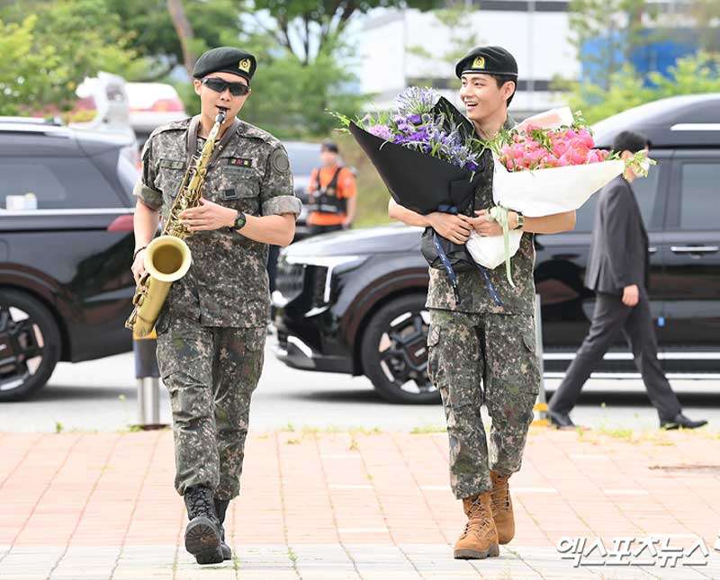 BTS තරු දෙක හමුදා පුහුණුව අවසන් කරමින් ජනතාව ඉදිරියට