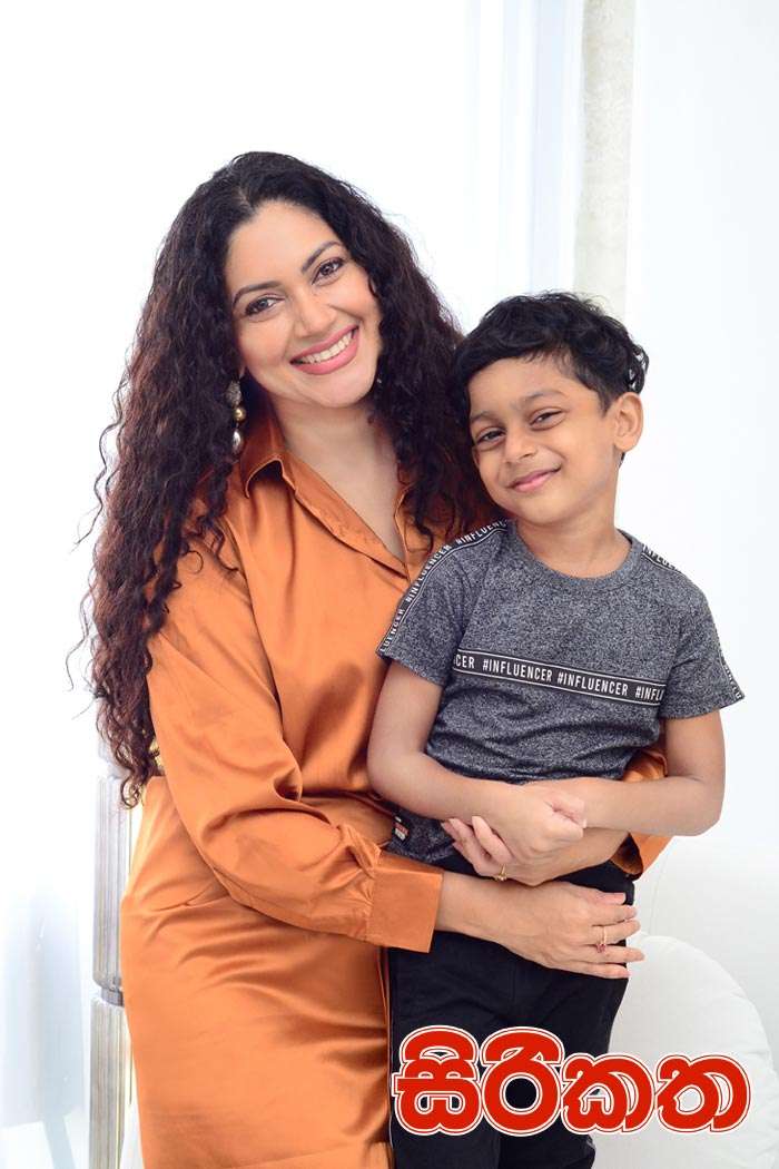 රැකවරණයේ උතුම් සෙනෙහස - ඇයගේ සුන්දරත්වය බලන්නකෝ